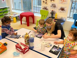 Best Playgroups in Hong Kong Island - Kids painting